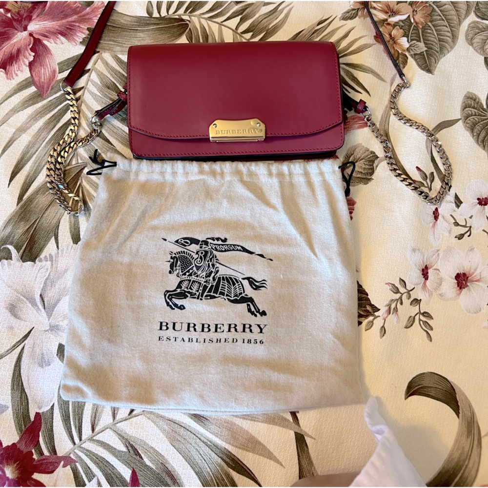 Burberry. Original owner. Only used once.